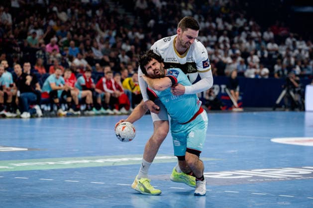 Hamburg, 31 05 2026, Handball, Men, EHF European League Men 2025 26, Final, THW Kiel MT Melsungen Erik Balenciaga MT Melsungen, 6 in duel with Hendrik Pekeler THW Kiel, 61