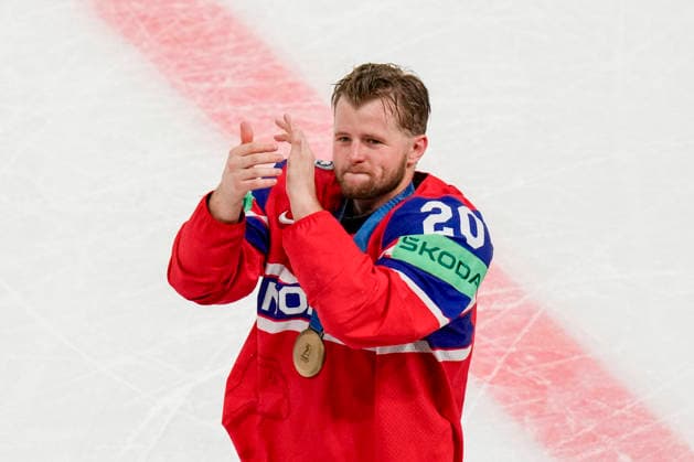 ZURICH, SWITZERLAND MAY 31 Emilio Pettersen of Norway celebrates his bronze medal during the 2026 IIHF Ice Hockey World Championship Switzerland Bronze medal game between Canada and Norway at Swiss Life Arena on May 31, 2026 in Zurich, Zurich Zurich Swiss Life Arena Zurich Switzerland Copyright: xJustPictures.ch JarixPestelaccix jp-en-EuSpIm-JP6_JAR_Canada_Norway_31May2026_00196