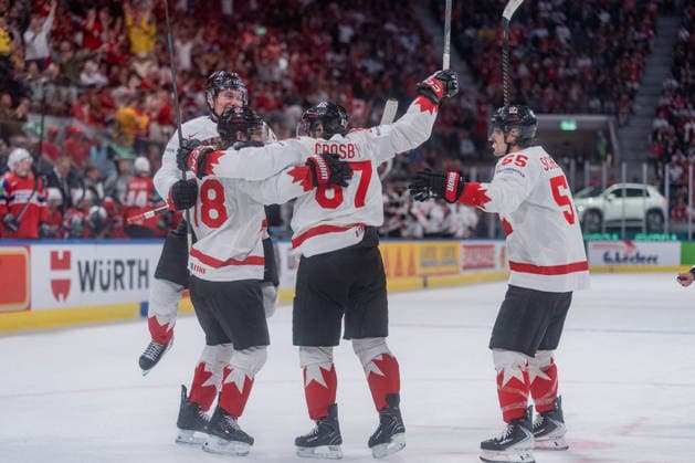 31 05 2026, Zurich, Swiss Life Arena, Ice Hockey World Championships Bornze Medal Game Canada Norway Goal celebration for 2 2 87 Sidney Crosby Canada , 55 Mark Scheifele Canada Zurich Swiss Life Arena Zurich Switzerland Copyright: xJustPictures.ch StefanxEmchx jp-de-StEm-DSC0107920260531