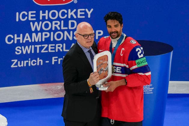 ZURICH, SWITZERLAND MAY 31 Andreas Martinsen of Norway R receives the third place trophy from during the 2026 IIHF Ice Hockey World Championship Switzerland Bronze medal game between Canada and Norway at Swiss Life Arena on May 31, 2026 in Zurich, Zurich Zurich Swiss Life Arena Zurich Switzerland Copyright: xJustPictures.ch JarixPestelaccix jp-en-EuSpIm-JP6_JAR_Canada_Norway_31May2026_00199