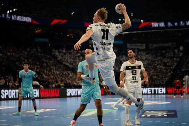 Eric Johansson 21 THW Kiel jumps up and takes the shot while Veron Nacinovic 93 THW Kiel stands in the background Marti Soler 23 MT Melsungen watches the scene from the left side EHF European League Final 2026 THW Kiel vs MT Melsungen, 31 05 2026, Hamburg, Barclays Arena Copyright: xPhilippHeistx