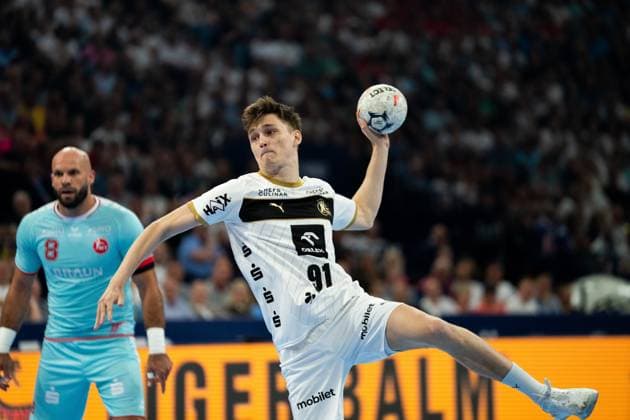 Bence Imre 91 THW Kiel pulls away in the air and throws on goal In the background Adrian Sipos 8 MT Melsungen watches the action EHF European League Final 2026 THW Kiel vs MT Melsungen, 31 05 2026, Hamburg, Barclays Arena Copyright: xPhilippHeistx