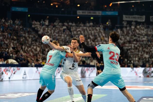 Nikola Bilyk 53 THW Kiel penetrates MT Melsungens defense with the ball and is tackled by David Mandic 7 MT Melsungen and Marti Soler 23 MT Melsungen The scene takes place in front of a sold-out crowd EHF European League Final 2026 THW Kiel vs MT Melsungen, 31 05 2026, Hamburg, Barclays Arena Copyright: xPhilippHeistx