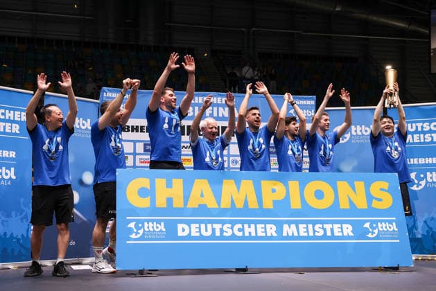 1 FC Saarbrücken Table Tennis celebrates winning the German Championship and fans, Fan Zhendong CHN 1 FC Saarbruecken TT with Cup after the final matches of the Liebherr TTBL Final4 Borussia Düsseldorf FC Saarbrücken Table Tennis at the Süwag Energie ARENA on May 31, 2026, in Frankfurt, Germany Copyright: JoaquimxFerreira