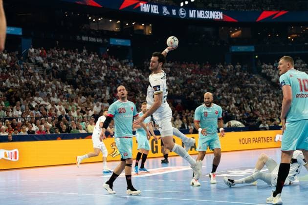 A THW Kiel player jumps high and takes a shot, while Olle Forsell Schefvert 25 MT Melsungen , Adrian Sipos 8 MT Melsungen and Dainis Kristopans 10 MT Melsungen form the defense The match takes place in front of a sold-out crowd in the Kiel Arena EHF European League Final 2026 THW Kiel vs MT Melsungen, 31 05 2026, Hamburg, Barclays Arena Copyright: xPhilippHeistx