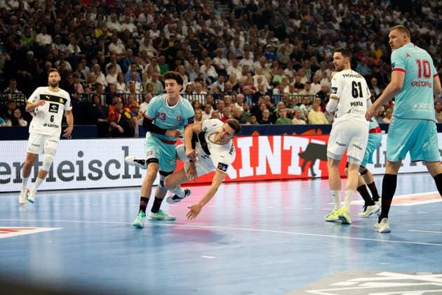 Nikola Bilyk 53 THW Kiel fights through a duel with a player from MT Melsungen 23 Marti Soler while holding the ball and leaning forward Harald Reinkind 6 THW Kiel and Hendrik Pekeler 61 THW Kiel can be seen in the background, on the right Dainis Kristopans 10 MT Melsungen runs into the picture EHF European League Final 2026 THW Kiel vs MT Melsungen, 31 05 2026, Hamburg, Barclays Arena Copyright: xPhilippHeistx