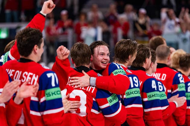 ZURICH, SWITZERLAND - MAY 31: Noah Steen (Norway, 12) and Team celebrating the win of the bronze medal during the Bronze Medal Game - Match 63 between Canada and Norway at the IIHF Ice hockey, Eishockey World Championship, WM, Weltmeisterschaft 2026, Swiss Life Arena on May 31, 2026 in Zurich, Switzerland. Zurich Switzerland Copyright: xTimoxSteinx