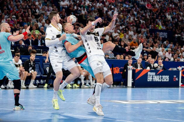 Hamburg, 31 05 2026, Handball, Men, EHF European League Men 2025 26, Final, THW Kiel MT Melsungen Dainis Kristopans MT Melsungen, 10 in duel with Hendrik Pekeler THW Kiel, 61