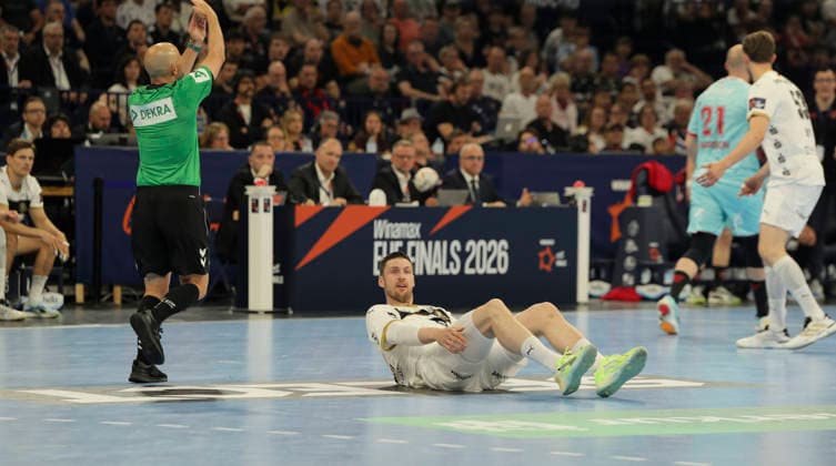 photo is devastated Hendrik Pekeler Kiel Handball Herren am So 31 05 2026 Mens EHF European League , Final Four in Hamburg Melsungen THW Kiel Final