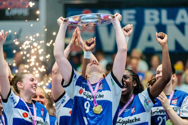 Sport Bilder des Tages Die Mannschaft von HSG Blomberg-Lippe jubelt ueber den Gewinn der Deutschen Meisterschaft, Nieke Kuehne (HSG Blomberg-Lippe, 09) haelt die Meisterschaftsschale GER, HSG Blomberg-Lippe vs. Borussia Dortmund, Handball, 1. Bundesliga Frauen, Play-Offs, Finale, Spiel 3, 31.05.2026 GER, HSG Blomberg-Lippe vs. Borussia Dortmund, Handball, 1. Bundesliga Frauen, Play-Offs, Finale, Spiel 3, 31.05.2026 Blomberg *** The HSG Blomberg Lippe team celebrates winning the German championship, Nieke Kuehne HSG Blomberg Lippe, 09 holds the championship trophy GER, HSG Blomberg Lippe vs Borussia Dortmund, Handball, 1 Bundesliga Women, Play Offs, Final, Game 3, 31 05 2026 GER, HSG Blomberg Lippe vs Borussia Dortmund, Handball, 1 Bundesliga Women, Play Offs, Final, Game 3, 31 05 2026 Blomberg Copyright: xEibner-Pressefoto JanxRollingerx EP_JSK