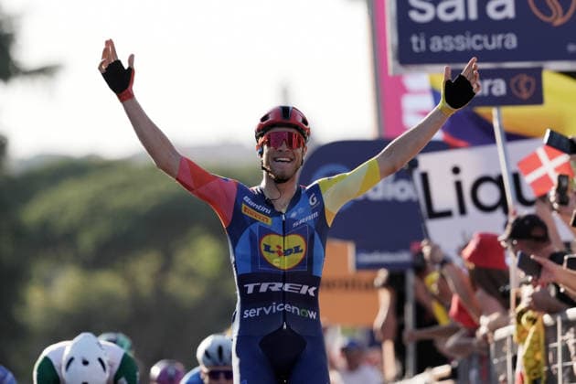Italy™s Jonathan Milan of Lidl-Trek winner of the stage on the finish line during Stage 21 of the Giro d™Italia from Rome to Rome, Italy. Monday May 31, 2026  Copyright: xMassimoxPaolonex xLaPressex
