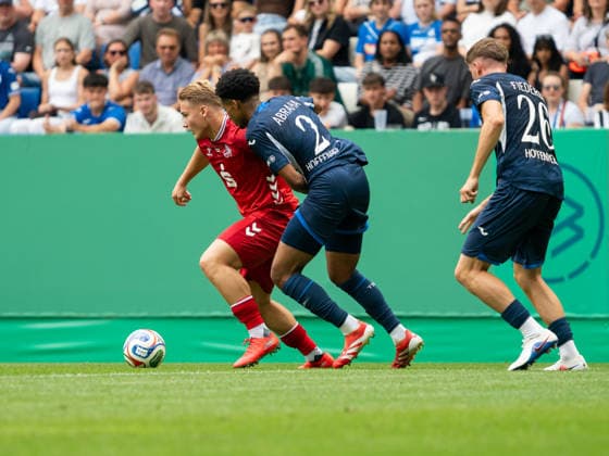 Zweikampf Fynn Schenten (1. FC Koeln U19, 09), Natnael Abraha (TSG Hoffenheim U19, 02), daneben Tom Fiedere (TSG Hoffenheim U19, 26) GER, TSG Hoffenheim vs 1. FC Koeln, Fussball, Finale Deutsche Meisterschaft A-Junioren (U19), Spielzeit 2025 2026, 31.05.2026 GER, TSG Hoffenheim vs 1. FC Koeln, Fussball, Finale Deutsche Meisterschaft A-Junioren (U19), Spielzeit 2025 2026, 31.05.2026 Sinsheim Copyright: xEibner-Pressefoto CarstenxSchwerx EP_CSG