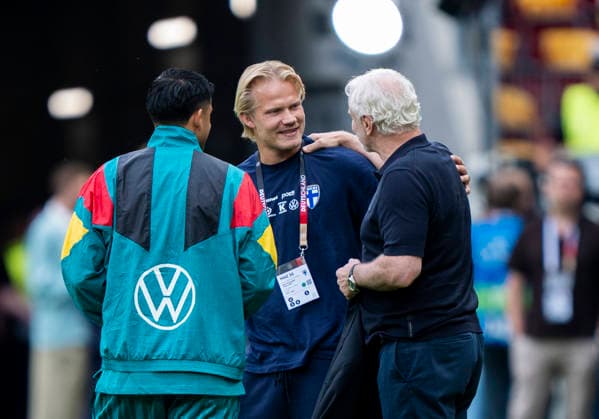 Joel Pohjanpalo Finland, 20 in conversation with Rudi Völler Germany Finland, football, international World Cup test match, MEWA Arena Mainz, 31 05 2026 IMPORTANT NOTE According to the regulations of the DFL German Football League or the DFB German Football Association, it is prohibited to use or have used photographs taken in the stadium and or of the match in the form of sequential images and or video-like photo series Copyright: HMBxMedia xMarcoxBader