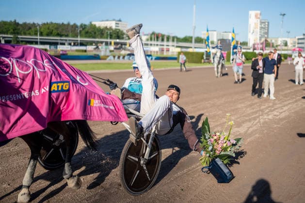 31.05.2026, Siegerehrung: Allegiant (7) mit Örjan Kihlström gewinnt den Elitloppet 2026. Im Bild Trainer Daniel RedÃ n fällt bei der Siegerparade aus dem Sulky. Trabrennbahn Mariendorf. . (Allegiant, Örjan Kihlström, Elitloppet 2026, Sieg, Sieger, Siegerehrung, Daniel RedÃ n) Copyright (c) Marius Schwarz, Fotograf,Mobil: 0049(0)176 28 311 040, Web: www.traberpixx.de, e-mail: info@traberpixx.de,NO MODEL RELEASE - bei Verwendung des Fotos ausserhalb journalistischer Zwecke bitte Ruecksprache halten - Foto ist honorarpflichtig! *** 31 05 2026, award ceremony Allegiant 7 with Örjan Kihlström wins the Elitloppet 2026 In the picture trainer Daniel RedÃ n falls out of the sulky at the victory parade Trabrennbahn Mariendorf Allegiant, Örjan Kihlström, Elitloppet 2026, victory, winner, award ceremony, Daniel RedÃ n Copyright c Marius Schwarz, photographer,Mobil 0049 0 176 28 311 040, Web www traberpixx de, e mail info@traberpixx de,NO MODEL RELEASE if the photo is used for purposes other than journalism, please contact us Photo is subject to a fee