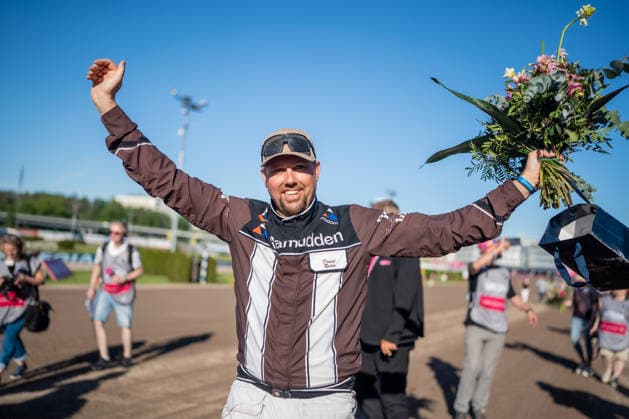 31 05 2026, award ceremony Allegiant 7 with Örjan Kihlström wins the Elitloppet 2026 In the picture trainer Daniel Redà n Trabrennbahn Mariendorf Allegiant, Örjan Kihlström, Elitloppet 2026, victory, winner, award ceremony, Daniel Redà n Copyright c Marius Schwarz, photographer,Mobil 0049 0 176 28 311 040, Web www traberpixx de, e mail info@traberpixx de,NO MODEL RELEASE if the photo is used for purposes other than journalism, please contact us Photo is subject to a fee