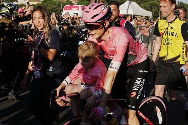 Denmark™s Jonas Vingegaard Hansen of Team Visma Lease A Bike anf his family during Stage 21 of the Giro d™Italia, in Rome, Italy, Sunday, May 31, 2026.  Copyright: xGianxMattiaxD Alberto LaPressex