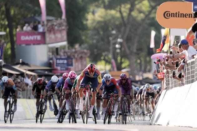 Italy™s Jonathan Milan of Lidl-Trek winner of the stage on the finish line during Stage 21 of the Giro d™Italia from Rome to Rome, Italy. Monday May 31, 2026  Copyright: xMassimoxPaolonex xLaPressex
