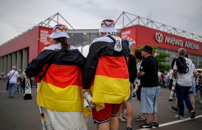 Feature, fans from GER wrapped in Germany flags on the way to the stadium, Mewa Arena international football match, Germany GER Finland FIN on 31 05 2026 in Mainz Germany Mewa Arena