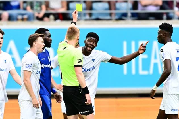 KAA Gent v KRC Genk - Jupiler Pro League Europe Play-Off Decider GENT, BELGIUM - MAY 31 : referee D Hondt Lothar shows a yellow card to Kongolo Josue Ndenge defender of KRC Genk during the Jupiler Pro League Europe Play-Off decider match with the last European Conference League ticket at stake between KAA Gent and KRC Genk on May 31, 2026 in Gent, Belgium, 31 05 2026 Gent Belgium  Copyright: xPeterxDexVoechtx