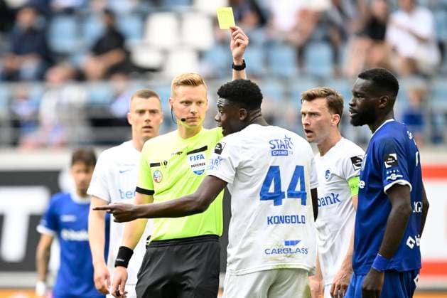 KAA Gent v KRC Genk - Jupiler Pro League Europe Play-Off Decider GENT, BELGIUM - MAY 31 : Kongolo Josue Ndenge defender of KRC Genk is shown a yellow card by referee D Hondt Lothar during the Jupiler Pro League Europe Play-Off decider match with the last European Conference League ticket at stake between KAA Gent and KRC Genk on May 31, 2026 in Gent, Belgium, 31 05 2026 Gent Belgium  Copyright: xNicoxVereeckenx