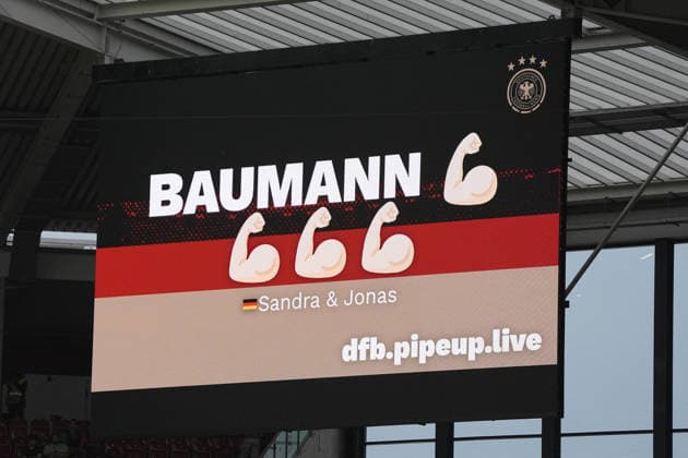 Fans im Mainzer Stadion machen sich auf dem Video-Feed nach der umstrittenen Entscheidung für Manuel Neuer für Torwart Goalie Oliver Baumann (Deutschland, Germany) stark - Mainz 31.05.2026: Deutschland vs. Finnland, Freundschaftsspiel, WM-Vorbereitung, MEWA Arena Mainz