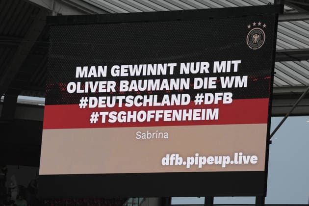Fans im Mainzer Stadion machen sich auf dem Video-Feed nach der umstrittenen Entscheidung für Manuel Neuer für Torwart Goalie Oliver Baumann (Deutschland, Germany) stark - Mainz 31.05.2026: Deutschland vs. Finnland, Freundschaftsspiel, WM-Vorbereitung, MEWA Arena Mainz