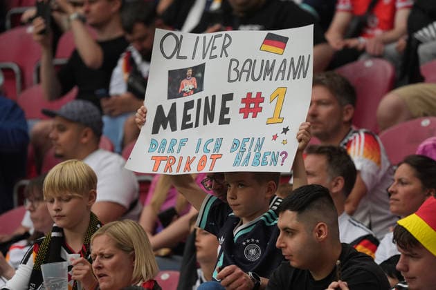Fans in Mainz stadium cheer on goalkeeper Oliver Baumann Germany, Germany Mainz 31 05 2026 Germany vs Finland, friendly match, World Cup preparation, MEWA Arena Mainz