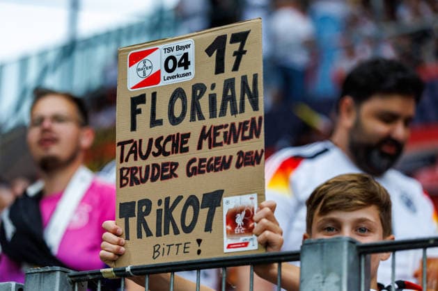 MAINZ, GERMANY - MAY 31: during the International Friendly, Länderspiel, Nationalmannschaft Germany vs. Finland at MEWA Arena on May 31, 2026 in Mainz, Germany. The germans looking forward to the game. Pre game impressions; a young fan would trade his brother for a jersey from Florian Wirtz (Germany, 17) Rhineland-Palatinate Germany Copyright: xStephanxHahnex