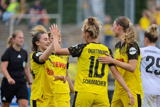 Dortmund, Germany 31 May 2026 Regionalliga West Women 26 Matchday BVB Women vs Vorwärts Spoho Köln Women In the picture from left the second scorer Rita Schumacher BVB makes the goal to 2 0 for Dortmund and cheers with Marina Scholz BVB and Annika Enderle BVB Copyright: HMBxMedia MadeleinexFantini