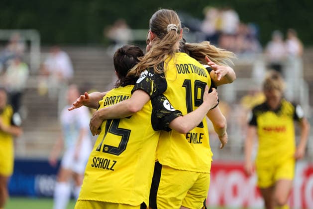 Dortmund, Germany 31 May 2026 Regionalliga West Women 26 Matchday BVB Women vs Vorwärts Spoho Köln Women In the picture from left the second scorer Annika Enderle BVB makes the goal to 5 0 for Dortmund and cheers with Marina Scholz BVB Copyright: HMBxMedia MadeleinexFantini