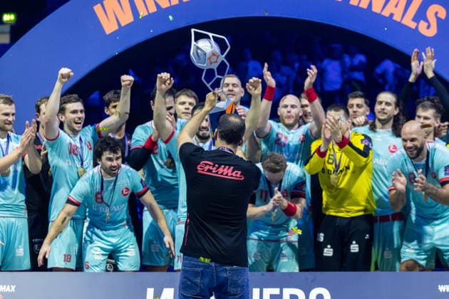Coach Roberto Garcia Parrondo MT Melsungen lifts the Trophy in front of his Players during the handball final of the Winamax EHF Finals 2026 between THW Kiel and MT Melsungen at Barclays Arena on May 31, 2026 in Hamburg, Germany