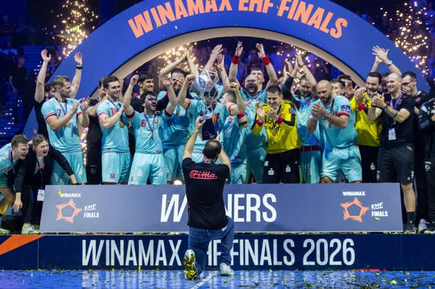 Coach Roberto Garcia Parrondo MT Melsungen lifts the Trophy in front of his Players during the handball final of the Winamax EHF Finals 2026 between THW Kiel and MT Melsungen at Barclays Arena on May 31, 2026 in Hamburg, Germany