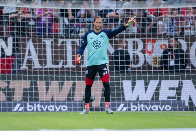 31 05 2026, Football friendly international match 3 matchday, Germany Finland, in the Mewa Arena Mainz, goalkeeper Oliver Baumann Germany points upwards,