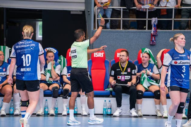 HSG Blomberg Lippe GER vs Borussia Dortmund GER Handball, 1 Handball Bundesliga Women, Final, Match 3, 31 5 2026, Season 2025 2026, Blomberg Ramesh Thiyagarajah Referee gives Steffen Birkner HSG Blomberg Lippe, Coach a yellow card Blomberg Sporthalle an der Ulmenallee Germany