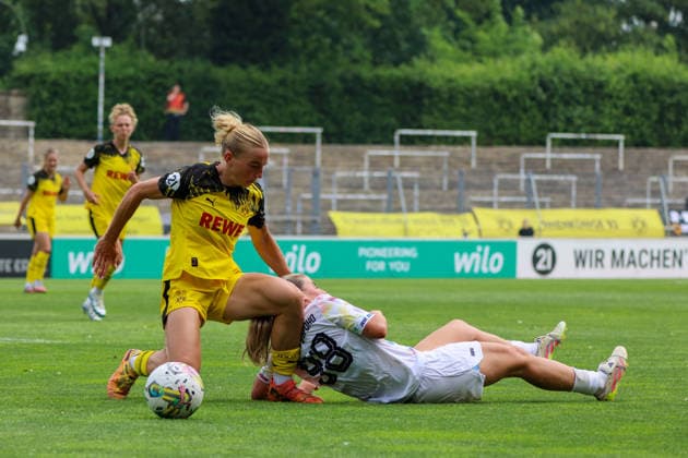 Dortmund, Germany 31 May 2026 Regionalliga West Women 26 Matchday BVB Women vs Vorwärts Spoho Cologne Women In the picture from left in the duel Ann Sophie Vogel BVB and Emma Kremer Vorwärts Spoho Copyright: HMBxMedia MadeleinexFantini