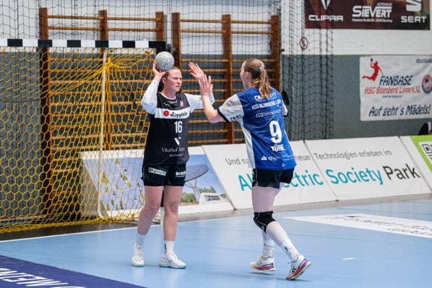 HSG Blomberg Lippe GER vs Borussia Dortmund GER Handball, 1 Handball Bundesliga Women, Final, Match 3, 31 5 2026, Season 2025 2026, Blomberg Melanie Veith HSG Blomberg Lippe, 16 and Nieke Kuehne HSG Blomberg Lippe, 09 cheer after a parade Blomberg Sporthalle an der Ulmenallee Germany