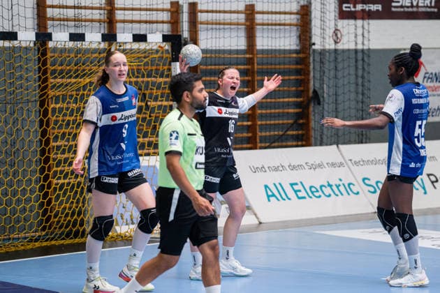HSG Blomberg Lippe GER vs Borussia Dortmund GER Handball, 1 Handball Bundesliga Women, Final, Game 3, 31 5 2026, Season 2025 2026, Blomberg Melanie Veith HSG Blomberg Lippe, 16 cheers after a parade Blomberg Sporthalle an der Ulmenallee Germany