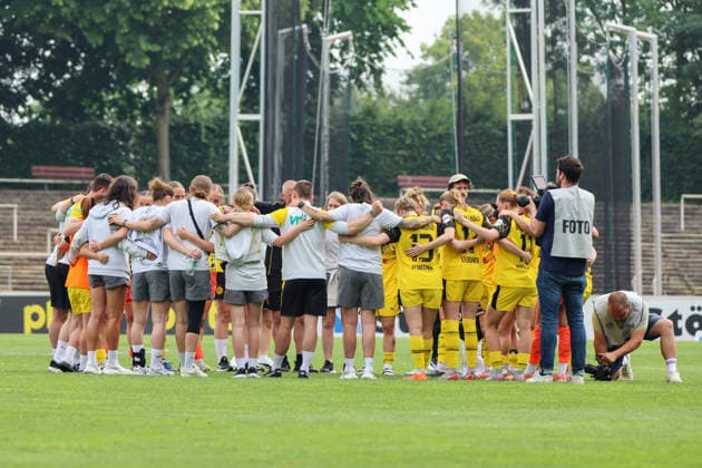 Dortmund, Germany 31 May 2026 Regionalliga West Women 26 Matchday BVB Women vs Vorwärts Spoho Köln Women In the picture The Borussia Dortmund players with the coaching team in the team circle to close ranks after missing out on promotion to the 2 Womens Bundesliga Copyright: HMBxMedia MadeleinexFantini