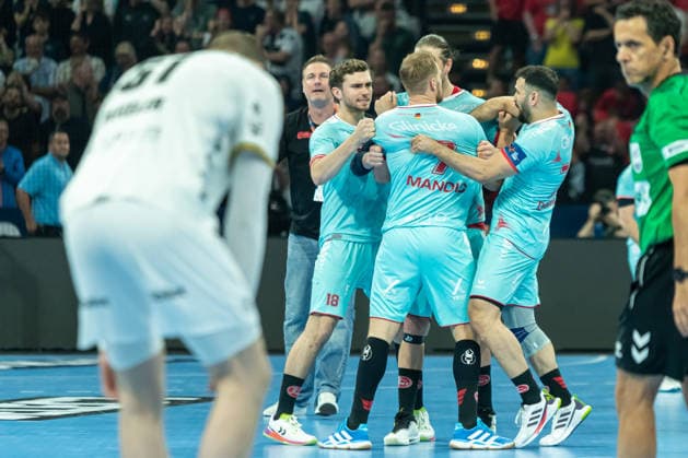 Florian Drosten (MT Melsungen), Torwart Kristof Palasics (MT Melsungen), David Mandic (MT Melsungen) und Mohamed Amine Darmoul (MT Melsungen) celebrate after the win during the handball final of the Winamax EHF Finals 2026 between THW Kiel and MT Melsungen at Barclays Arena on May 31, 2026 in Hamburg, Germany. - *** Florian Drosten MT Melsungen , goalkeeper Kristof Palasics MT Melsungen , David Mandic MT Melsungen and Mohamed Amine Darmoul MT Melsungen celebrate after the win during the handball final of the Winamax EHF Finals 2026 between THW Kiel and MT Melsungen at Barclays Arena on May 31, 2026 in Hamburg, Germany