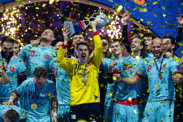 Nebojsa Simic (MT Melsungen, 16) mit EHF Pokal GER, THW Kiel vs. MT Melsungen, Handball, EHF European League, Finale, Saison 2025 2026, 31.05.2026 GER, THW Kiel vs. MT Melsungen, Handball, EHF European League, Finale, Saison 2025 2026, 31.05.2026 Hamburg *** Nebojsa Simic MT Melsungen, 16 with EHF Cup GER, THW Kiel vs MT Melsungen, Handball, EHF European League, Final, Season 2025 2026, 31 05 2026 GER, THW Kiel vs MT Melsungen, Handball, EHF European League, Final, Season 2025 2026, 31 05 2026 Hamburg Copyright: xEibner-Pressefoto MarcelxvonxFehx EP_MFN