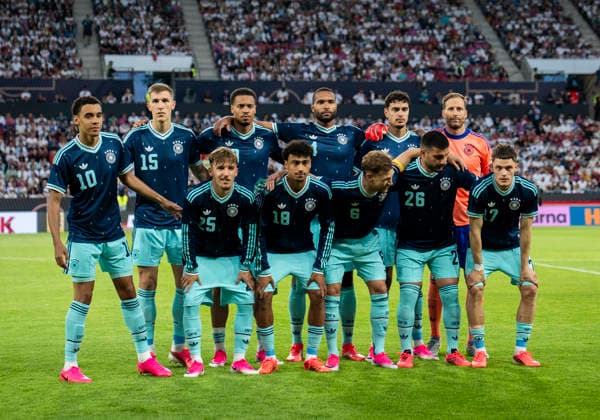 Startelf von Deutschland. Obere Reihe (von links nach rechts) (from left to right) Nico Schlotterbeck (Deutschland, 15), Felix Nmecha (Deutschland, 23), Jonathan Tah (Deutschland, 4), Aleksandar Pavlovic (Deutschland, 5), Oliver Baumann (Deutschland, 12) untere Reihe (von links nach rechts) (from left to right) Jamal Musiala (Deutschland, 10), Lennart Karl (Deutschland, 25), Nathaniel Brown (Deutschland, 18), Joshua Kimmich (Deutschland, 6), Deniz Undav (Deutschland, 26) und Florian Wirtz (Deutschland, 17) Deutschland - Finnland, Fussball, Länderspiel WM Testspiel, MEWA Arena Mainz, 31.05.2026 WICHTIGER HINWEIS: Gemäß den Vorgaben der DFL Deutsche Fußball Liga bzw. des DFB Deutscher Fußball-Bund ist es untersagt, in dem Stadion und oder vom Spiel angefertigte Fotoaufnahmen in Form von Sequenzbildern und oder videoähnlichen Fotostrecken zu verwerten bzw. verwerten zu lassen. *** Starting eleven of Germany Top row from left to right from left to right Nico Schlotterbeck Germany, 15 , Felix Nmecha Germany, 23 , Jonathan Tah Germany, 4 , Aleksandar Pavlovic Germany, 5 , Oliver Baumann Germany, 12 Bottom row from left to right from left to right Jamal Musiala Germany, 10 , Lennart Karl Germany, 25 , Nathaniel Brown Germany, 18 , Joshua Kimmich Germany, 6 , Deniz Undav Germany, 26 and Florian Wirtz Germany, 17 Germany Finland, football, international World Cup test match, MEWA Arena Mainz, 31 05 2026 IMPORTANT NOTE According to the regulations of the DFL German Football League or the DFB German Football Association, it is prohibited to use or have used photographs taken in the stadium and or of the match in the form of sequential images and or video-like photo series Copyright: HMBxMedia xMarcoxBader