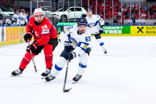 260531 Timo Meier of Switzerland and Sakari Manninen of Finland during the 2026 IIHF Ice Hockey World Championship final between Switzerland and Finland on May 31, 2026 in Zürich Photo Jesper Zerman BILDBYRAN kod JZ JZ0742 ishockey ice hockey ishockey vm 2026 vm 2026 iihf world championship final switzerland schweiz finland bbeng  Copyright: JESPERxZERMAN BB260531JZ170