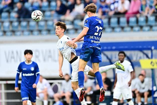 KAA Gent v KRC Genk - Jupiler Pro League Europe Play-Off Decider GENT, BELGIUM - MAY 31 : De Vlieger Tibe midfielder of KAA Gent and De Wannemacker August midfielder of KRC Genk battle for the ball during the Jupiler Pro League Europe Play-Off decider match with the last European Conference League ticket at stake between KAA Gent and KRC Genk on May 31, 2026 in Gent, Belgium, 31 05 2026 Gent Belgium  Copyright: xPeterxDexVoechtx