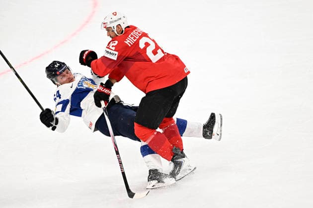 LKS 20260531 64 Mikael Granlund of Finland and 22 Nino Niederreiter of Switzerland collides during the 2026 IIHF Ice hockey, Eishockey World Championships final match between Switzerland and Finland in Zurich on May 31, 2026. - RONI REKOMAA Zürich Switzerland 6w_VUdVubyw  Copyright: xRonixRekomaax 6w_VUdVubyw
