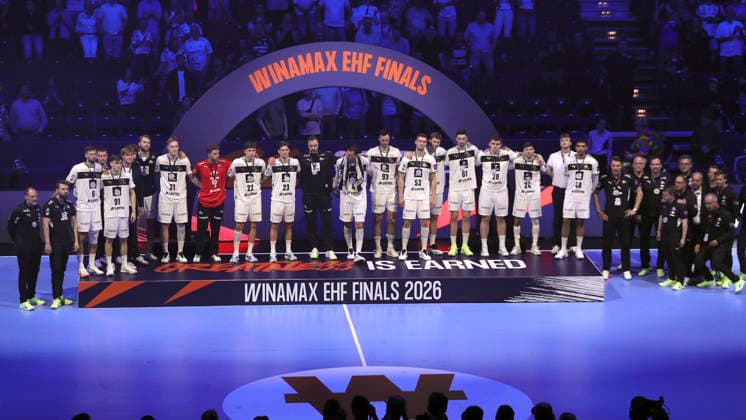 photo Award ceremony after the final whistle , the disappointed players from THW Kiel receive the medals Handball Men on Sun 31 05 2026 Mens EHF European League , Final Four in Hamburg Melsungen THW Kiel Final