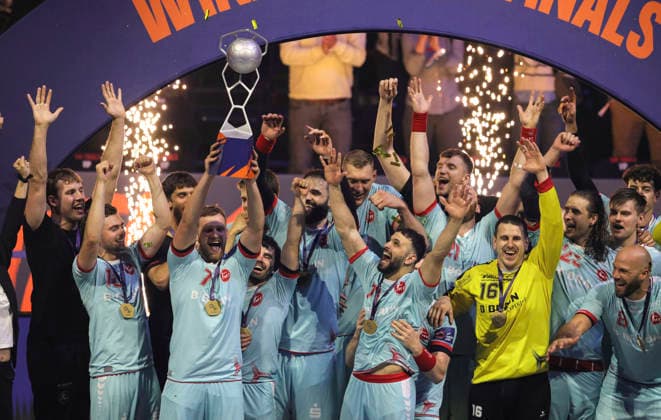 photo Award ceremony for the players from Melsungen , here David MANDIC with the trophy , on the right Mohamed DARMOUL and goalkeeper Nebojsa SIMIC Handball Men on Sun 31 05 2026 Mens EHF European League , Final Four in Hamburg Melsungen THW Kiel Final