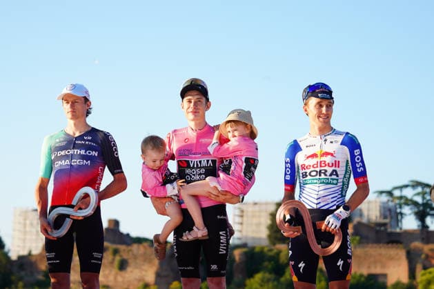 IPA85221470 - VINGEGAARD Jonas (TEAM VISMA LEASE A BIKE) wins the Giro D Italia, with GALL Felix (DECATHLON CMA CGM TEAM) and HINDLEY Jai (RED BULL BORA HANSGROHE) during Rome - Rome, Giro d Italia race in Rome, Italy, May 31 2026  Copyright: xSaraxEsposito IPAxSportx xx 85221470