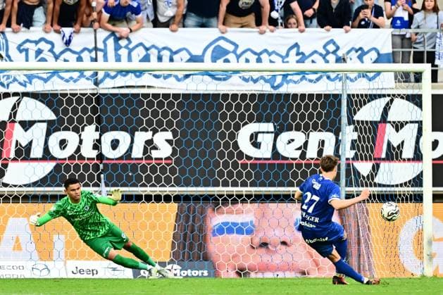 KAA Gent v KRC Genk - Jupiler Pro League Europe Play-Off Decider GENT, BELGIUM - MAY 31 : De Vlieger Tibe midfielder of KAA Gent scores a penalty during the Jupiler Pro League Europe Play-Off decider match with the last European Conference League ticket at stake between KAA Gent and KRC Genk on May 31, 2026 in Gent, Belgium, 31 05 2026 Gent Belgium  Copyright: xPeterxDexVoechtx