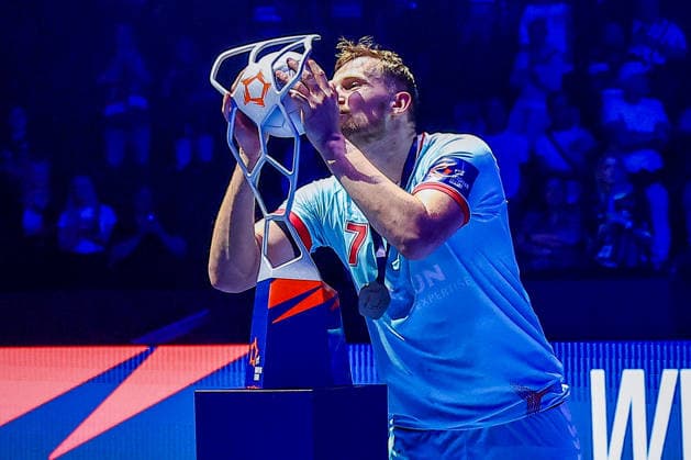 31 05 2026, xIAJx, Handball, EHF European League WINAMAX Finals, Final, THW Kiel MT Melsungen, Barclays Arena David Mandic MT Melsungen, 7 kisses the trophy Germany