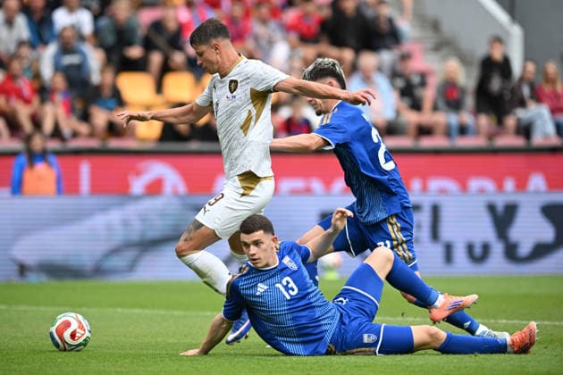 May 31, 2026, Prague, Czech Republic: ADAM HLOZEK of Czech Republic (L) fights for the ball with DION GALLAPENI (13) and ALBIAN HALDARI (21) of Kosovo during the friendly match between Czech Republic and Kosovo at Letna Stadium in Prague, Czech Republic, May 31, 2026...Czech Republic s national football team played a friendly match in Prague before flying out to the FIFA World Cup, WM, Weltmeisterschaft, Fussball 2026. Prague Czech Republic - ZUMAr156 20260531_aap_r156_023 Copyright: xSlavekxRutax